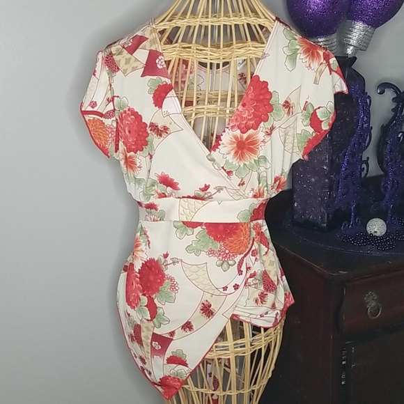 Charlotte Russe Tops - Charlotte Russe Large Cream with Red Flowers V-neck Short Sleeve Floral Top